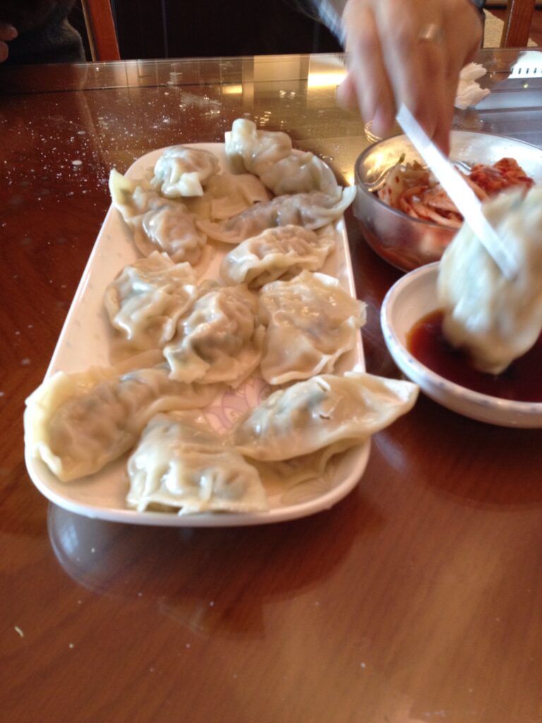 die fertigen "Mandu" werden in Sojasauce gedippt und möglichst frisch verzehrt