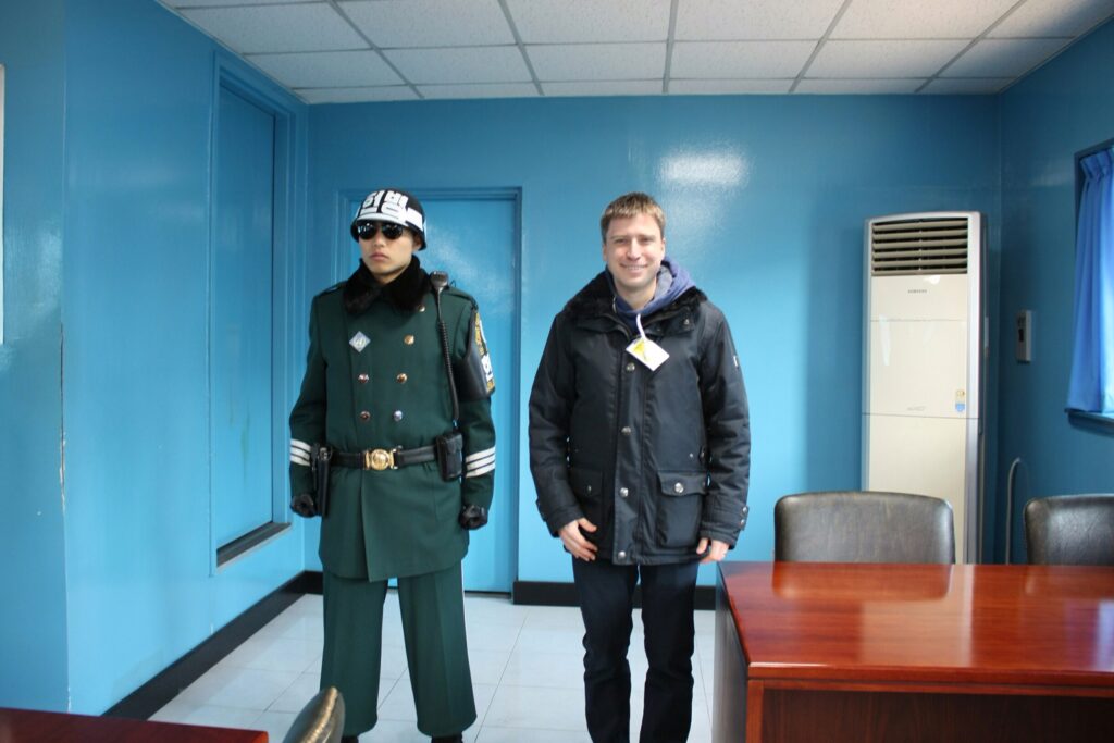 Während dem Besuch bewacht ein Südkoreanischer Soldat die Tür nach Nordkorea. Auf dem Foto stehe ich ca. 4 Meter hinter der Grenze auf Nordkoreanischem Gebiet.
