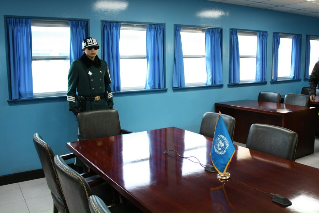 Die Flagge der Vereinten Nationen auf dem Tisch in der Mitte des zentralen Tisches.