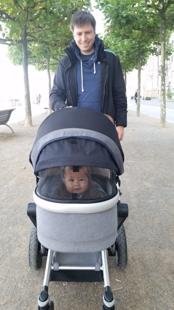 Auf dem Bauch liegend sieht man mehr ... auch im Kinderwagen