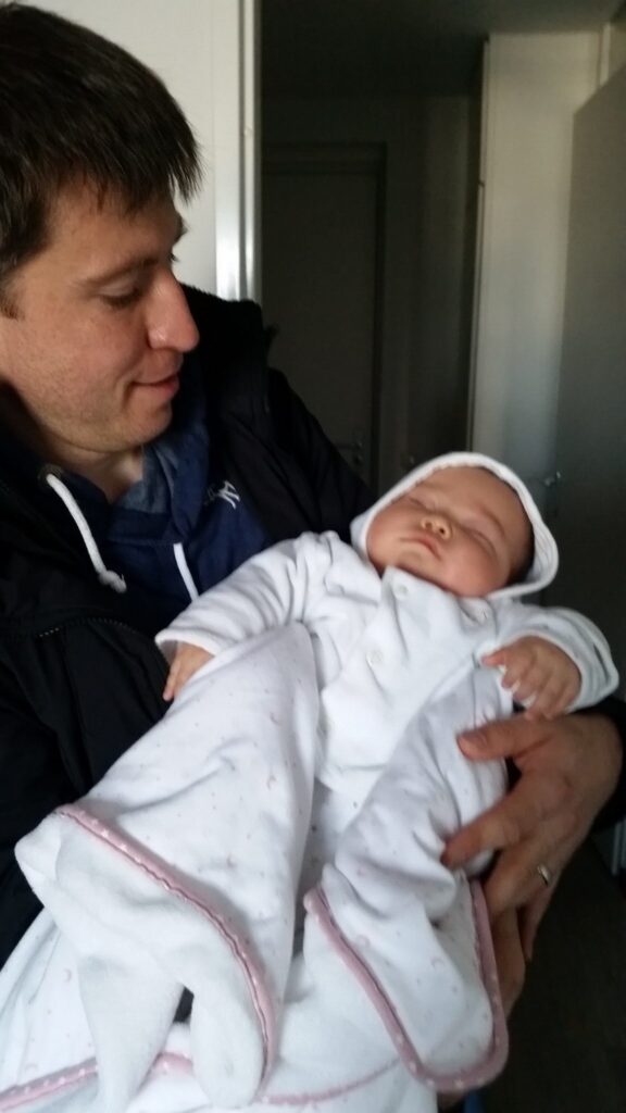 Marie schläft tief und fest nach dem Babyschwimmen