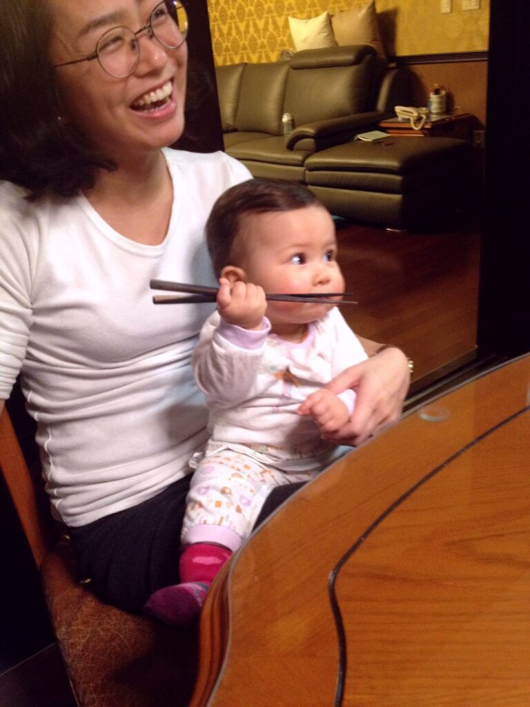 Marie mit Mamas Essstäbchen.